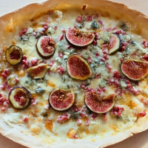 Тарт фламбе (Flammkuchen) с Горгонзолой и инжиром
