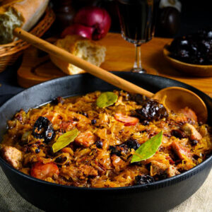 Бигос по-польски с ребрышками и черносливом