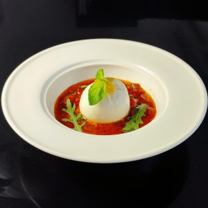 Буррата с томатным соусом и песто из вяленых томатов (Pesto Rosso)